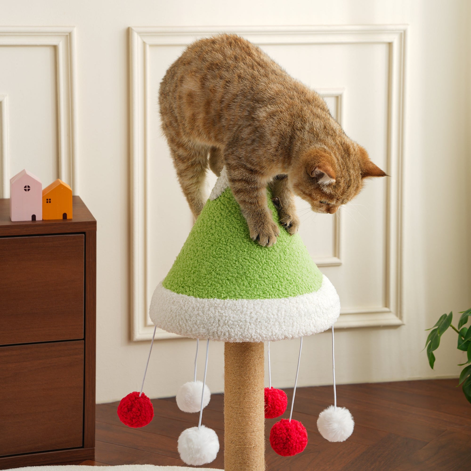 Cedar Cat Scratching Post - Sisal & Snow-Cap Design